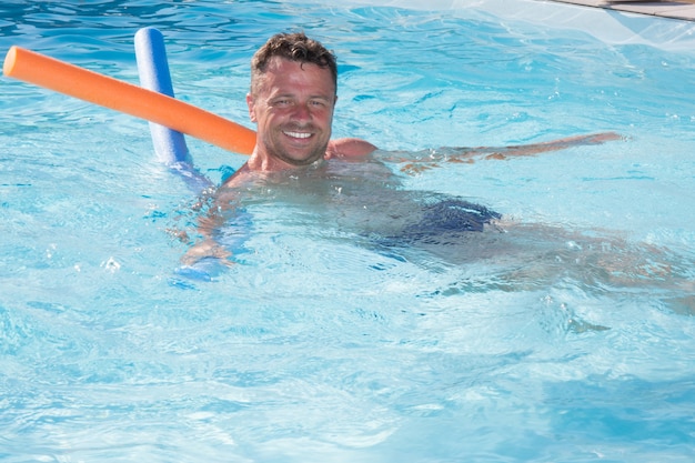 Retrato de um homem de meia idade bonito e feliz relaxante