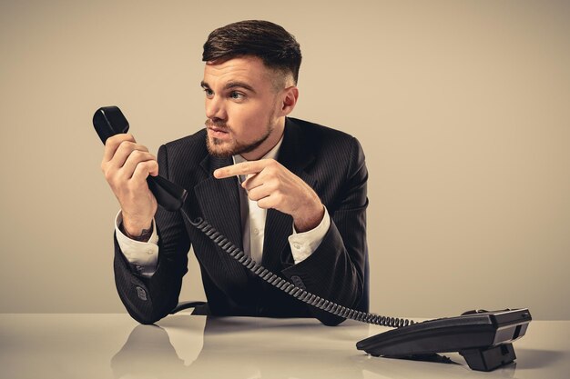 Foto retrato de um homem de negócios atraente com o telefone na mão