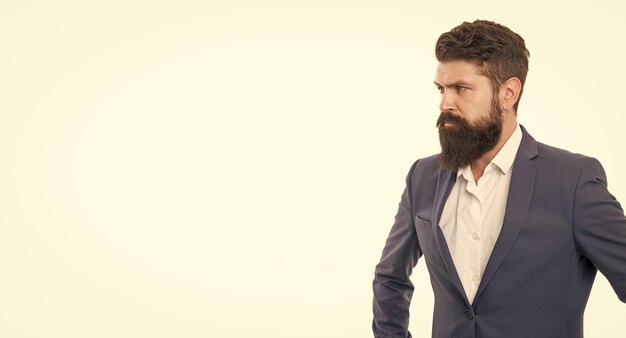 Retrato de um homem de negócios barbudo, um advogado de negócios em terno de negócios formal, um estúdio isolado em um espaço de cópia branco.