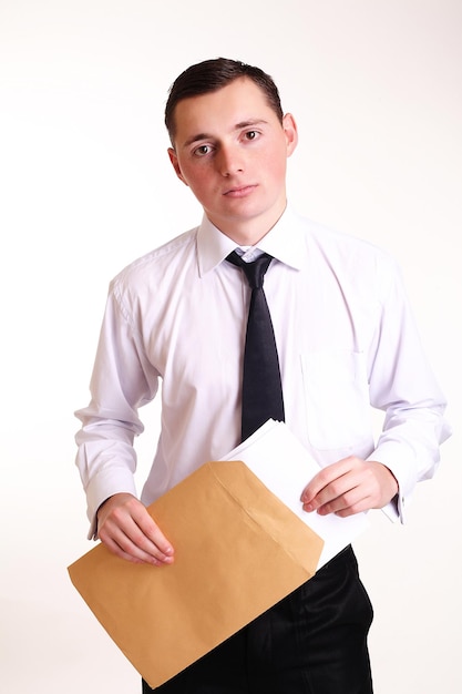 Retrato de um homem de negócios com documentos isolados no fundo branco. Tiro do estúdio.