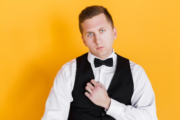 Retrato de um homem de negócios de geração futura atraente de 25 anos em fundo amarelo na Ucrânia