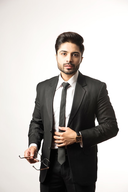 Retrato de um homem de negócios indiano em pé sobre um fundo branco