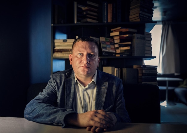 Retrato de um homem de negócios sentado em uma mesa no escritório