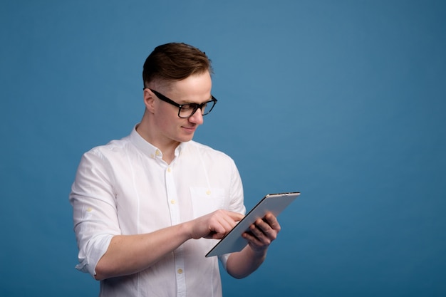 Retrato de um homem de óculos usando um tablet