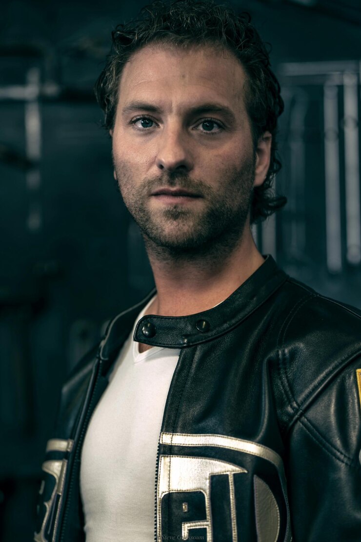 Foto retrato de um homem de pé ao ar livre