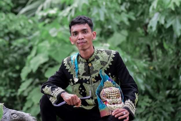 Foto retrato de um homem de pé contra plantas