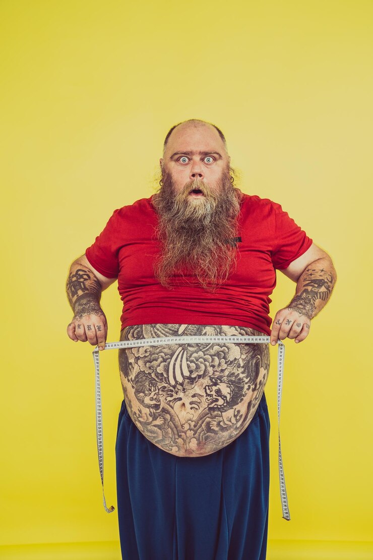 Foto retrato de um homem de pé contra um fundo amarelo