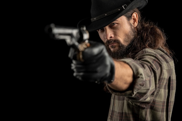 Foto retrato de um homem de pé contra um fundo preto