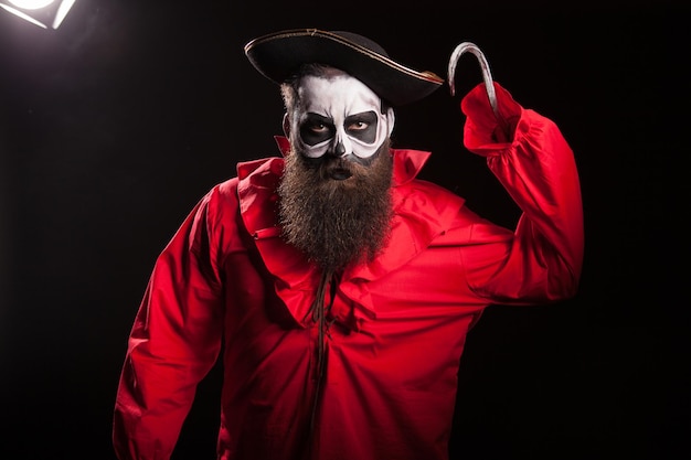 Retrato de um homem de pé contra um fundo preto