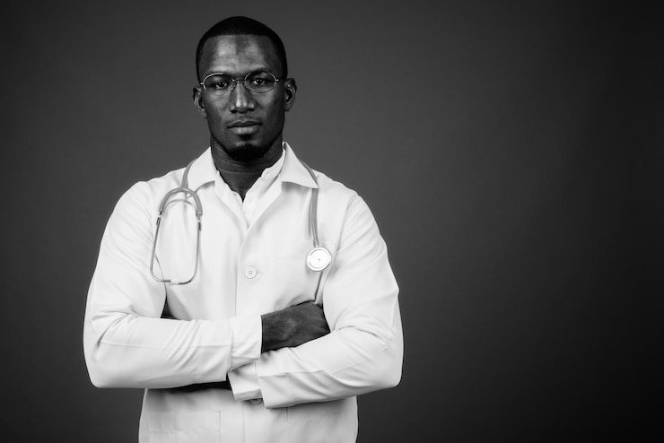 Foto retrato de um homem de pé contra um fundo preto