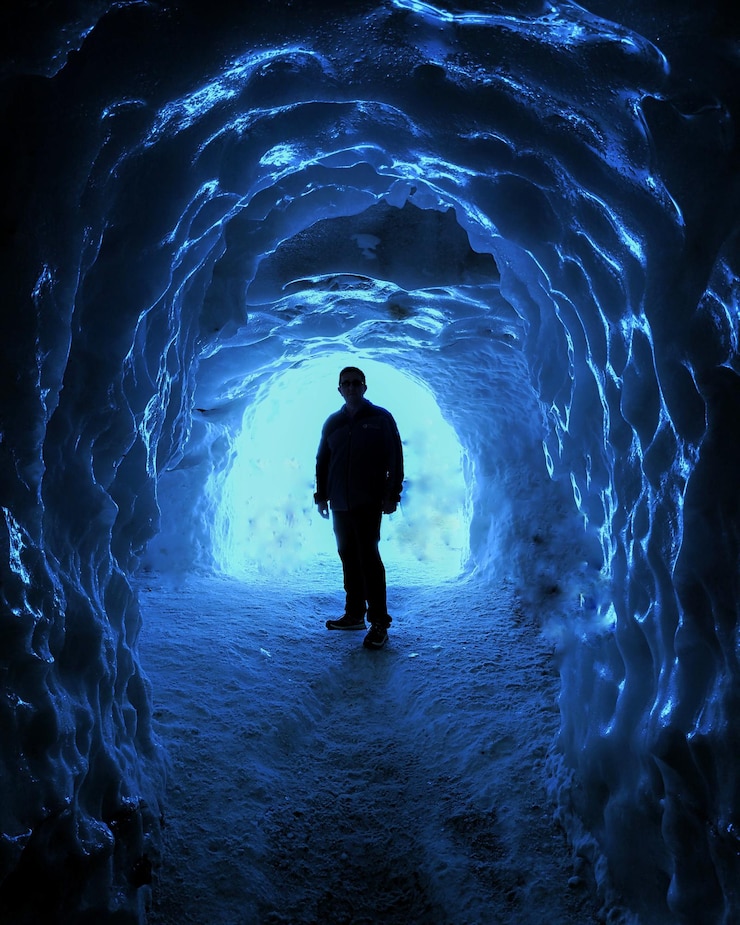 Foto retrato de um homem de pé em uma caverna durante o inverno