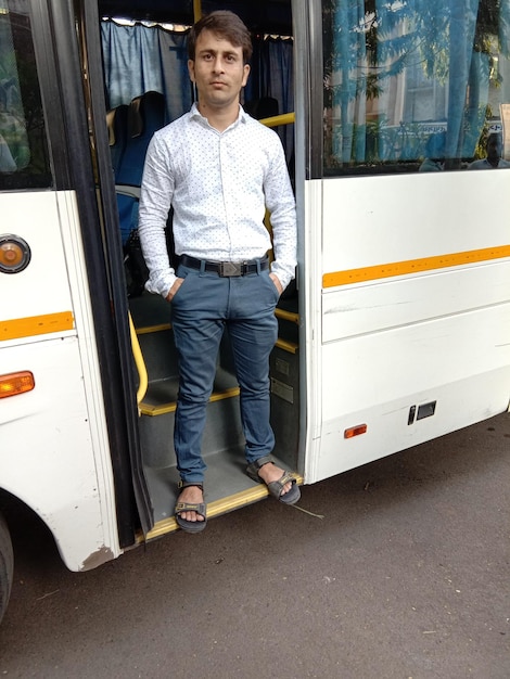 Foto retrato de um homem de pé no ônibus