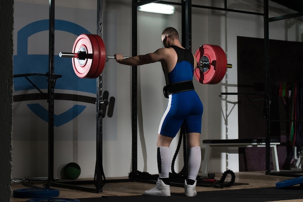 Retrato de um homem de powerlifter de fitness