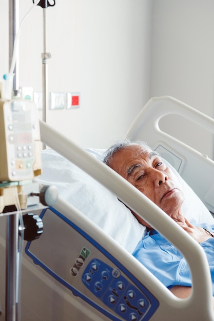 Foto retrato de um homem deitado em uma cama de hospital