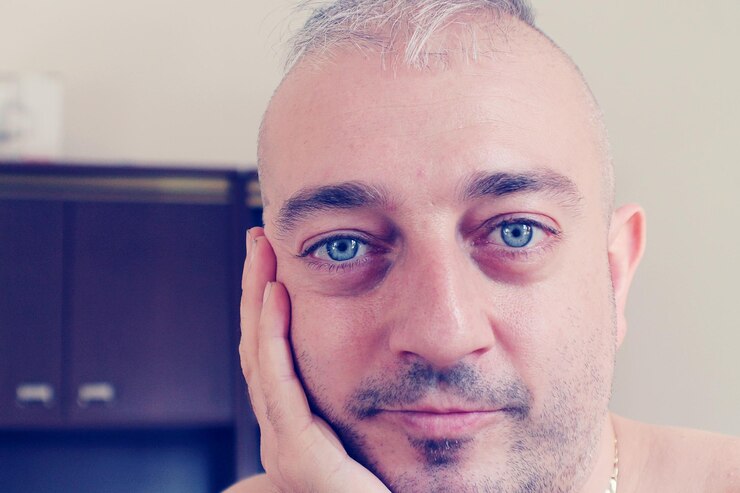 Foto retrato de um homem dentro de casa
