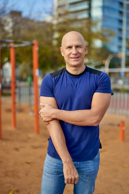 Retrato de um homem desportivo ao ar livre