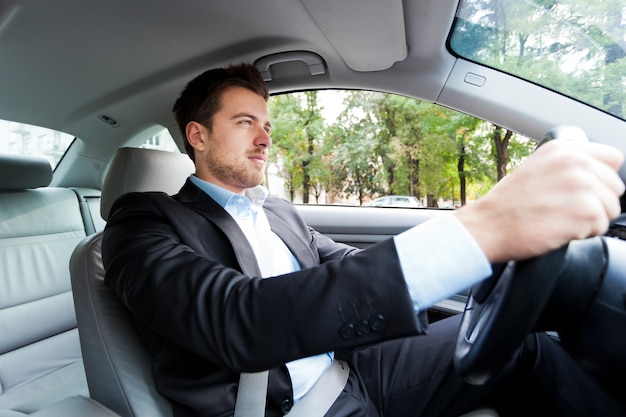 Retrato, de, um, homem, dirigindo seu carro