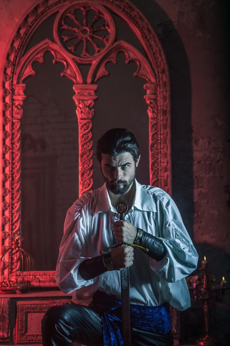 Foto retrato de um homem disfarçado segurando uma espada em um edifício abandonado durante a noite