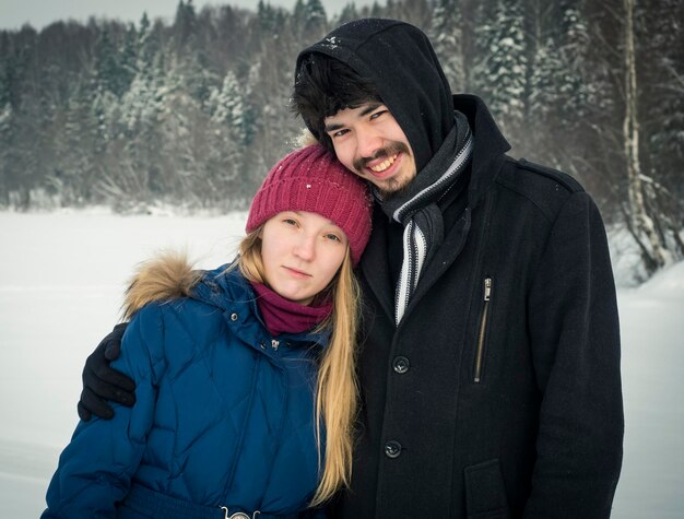 Foto retrato de um homem e uma mulher sorridente na neve