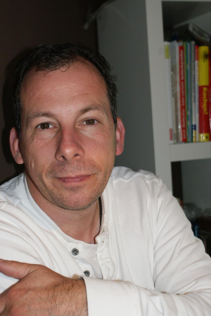 Foto retrato de um homem em casa
