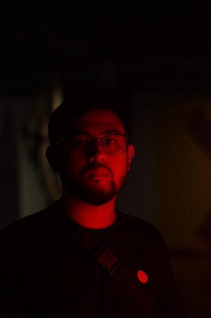 Foto retrato de um homem em luz vermelha