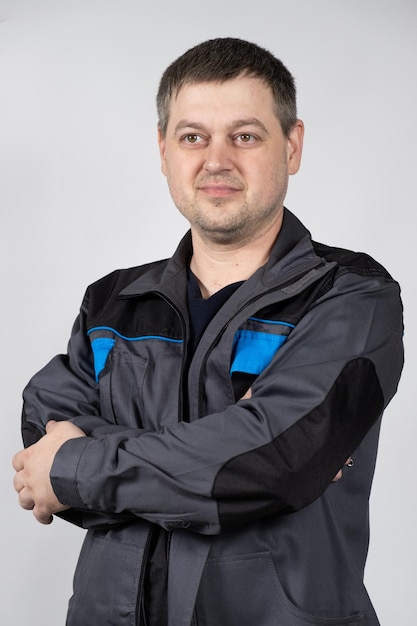 Retrato de um homem em macacão de trabalho em fundo branco