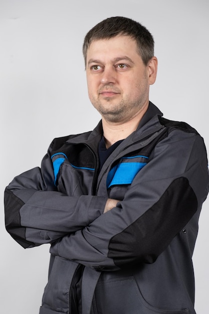 Retrato de um homem em macacão de trabalho em fundo branco