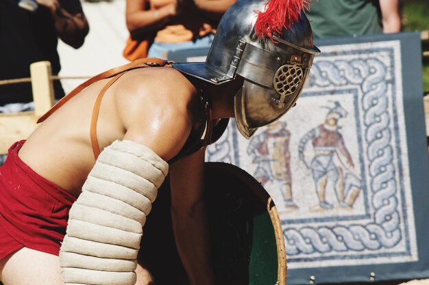 Foto retrato de um homem em traje de gladiador