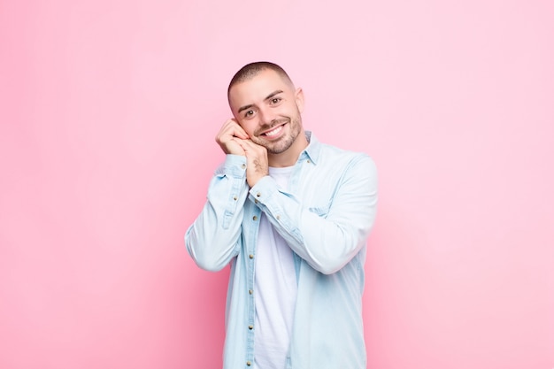 Retrato de um homem em um fundo rosa