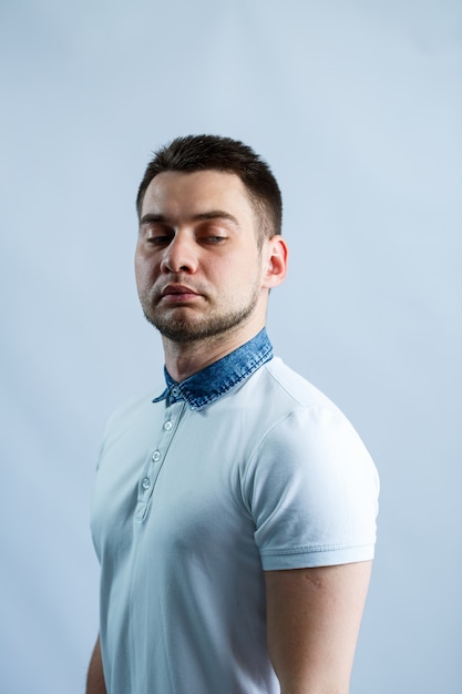 Retrato de um homem em uma camisa pólo branca