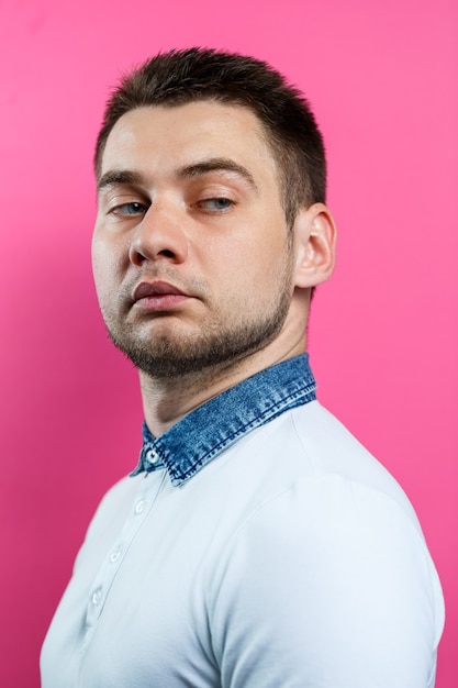 Retrato de um homem em uma camisa pólo branca