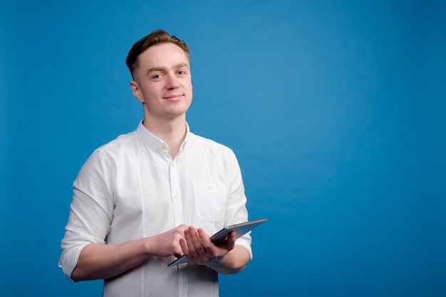 Retrato de um homem em uma camisa usando um tablet