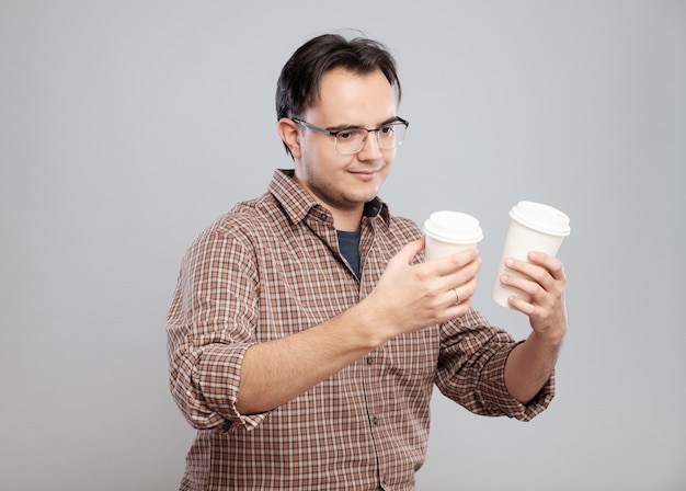 Foto retrato de um homem escolhendo a xícara de café