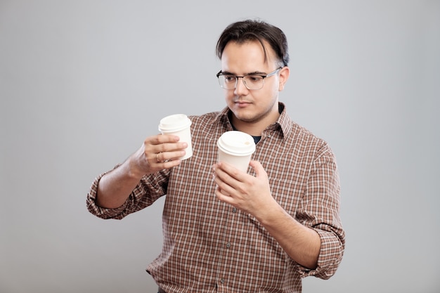 Retrato de um homem escolhendo a xícara de café