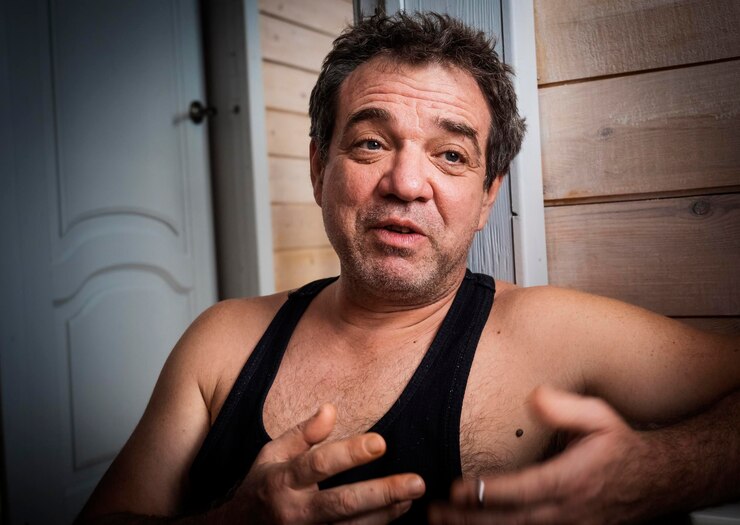 Foto retrato de um homem fazendo cara em casa