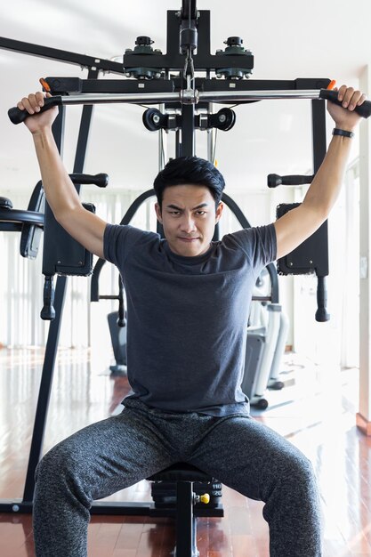 Foto retrato de um homem fazendo exercícios no ginásio