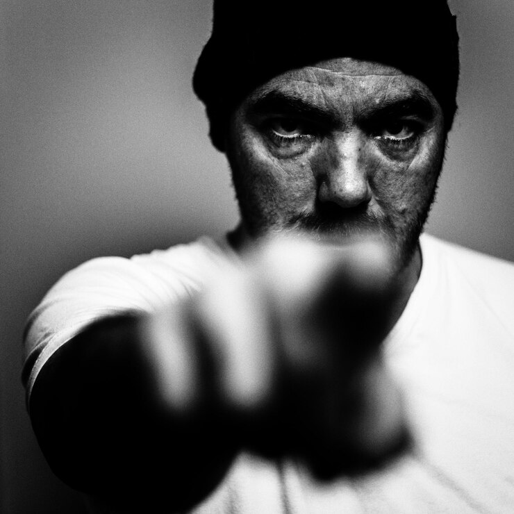 Foto retrato de um homem fazendo gestos