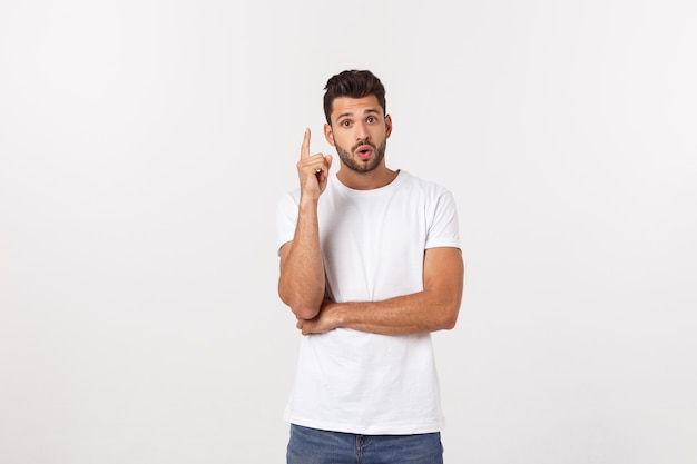 Retrato de um homem feliz animado, apontando o dedo para longe no espaço da cópia.