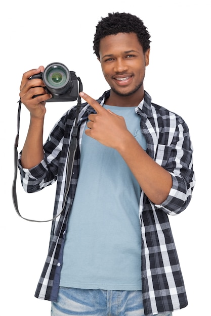 Retrato de um homem feliz apontando para sua câmera