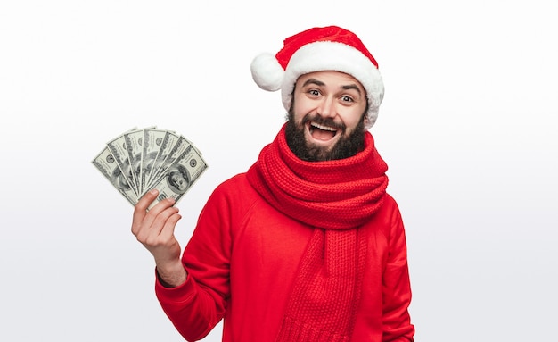 Retrato de um homem feliz com chapéu de Papai Noel