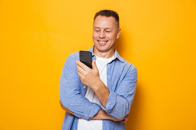 Retrato de um homem feliz de meia-idade