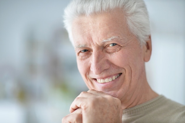 Retrato de um homem feliz sênior em casa