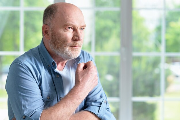 Retrato de um homem feliz sênior em casa