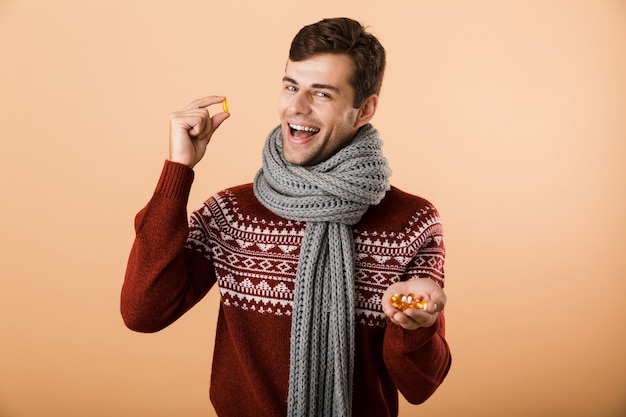 Retrato de um homem feliz vestido de suéter