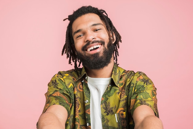 Foto retrato de um homem feliz