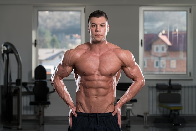 Retrato de um homem fisicamente apto, mostrando seu corpo bem treinado na academia