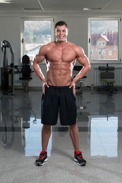 Retrato de um homem fisicamente apto, mostrando seu corpo bem treinado na academia