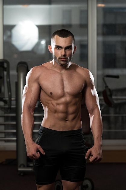 Retrato de um homem fisicamente apto, mostrando seu corpo bem treinado na academia