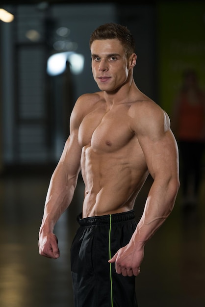 Retrato de um homem fisicamente apto, mostrando seu corpo bem treinado