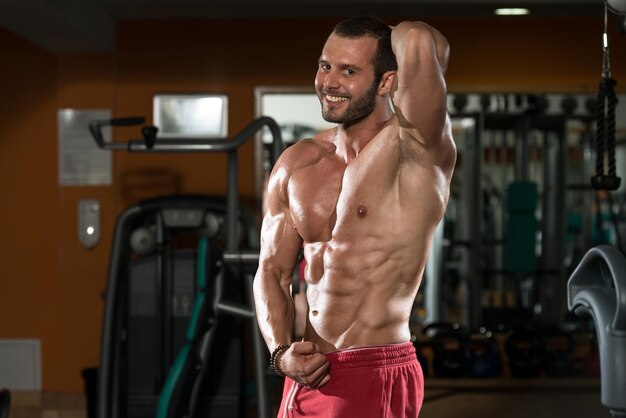 Retrato de um homem fisicamente apto, mostrando seu corpo bem treinado